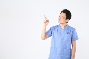 指さしする男性