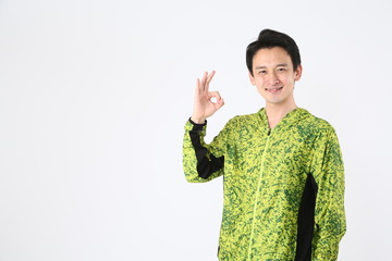 ＯＫサインを出す男性