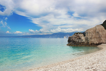 Fototapeta premium Beautiful fteri beach with transparent sea in Kefalonia