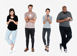 Obraz premium Smartphone addicted people using social media