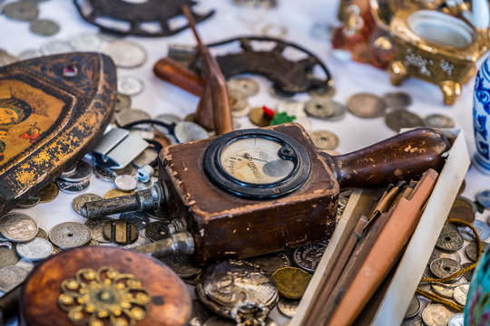 Objet ancien de mesure - Powered by Adobe