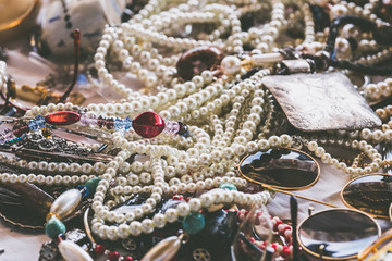 Bijoux posés sur une table, colliers en perles et bijoux fantaisie - obrazy, fototapety, plakaty