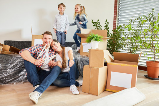 Familie freut sich &uuml;ber Umzug in neues Haus