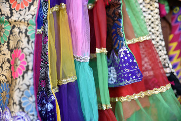 Fototapeta na wymiar Robes indiennes en boutique