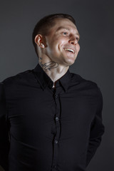 Obraz premium Portrait of determined goodlooking man wearing black shirt, black background.
