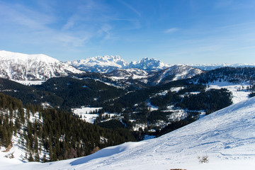 Fototapeta premium Blick von der Postalm aufs Dachsteingebirge im Winter