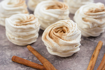 White, apple marshmallows with cinnamon.