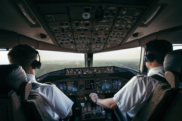 Piloten bei der Arbeit im Airliner cockpit