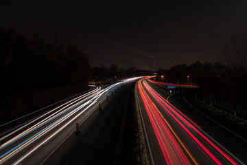 Fototapeta na wymiar Autobahn bei Nacht mit Leuchtstreifen und Baustelle