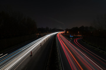 Autobahn bei Nacht mit Leuchtstreifen und Baustelle