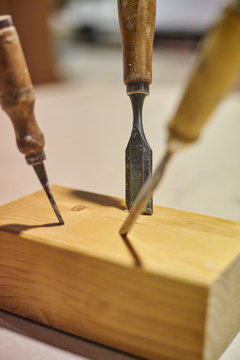Cinceles de carpinter&iacute;a clavados en madera
