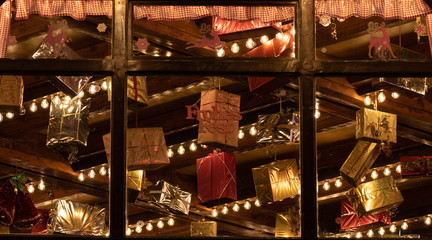 Geschenke und Dekoration zu Weihnachten im Fenster
