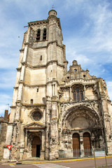 Fototapeta premium Tonnerre. Façade de l'église Notre-Dame. Yonne. Bourgogne-Franche-Comté 