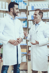 Obraz premium Pharmacists is Talking with Each Other