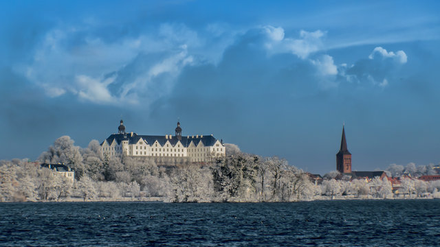 Schloss und Kirche an der K&uuml;ste in Pl&ouml;n