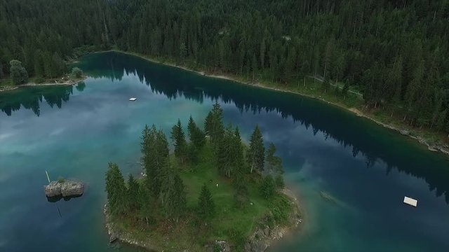 Prise de vue a&eacute;rienne au drone du lac de cauma. Magnifique lac. LAc de cauma situ&eacute; en Suisse.