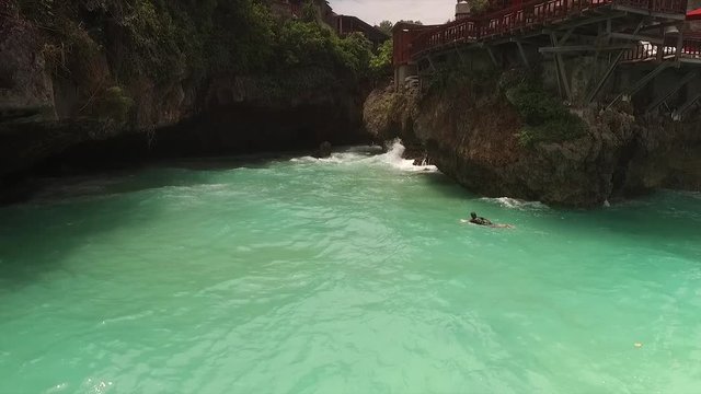 Prise de vue a&eacute;rienne au drone entre des falaises. Belles falaises. Belles vagues contre les roch&eacute;s, Indon&eacute;sie, Bali