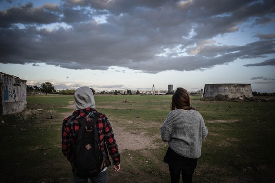 Nunca es tarde ni hace mal tiempo para cogerse una camara y a dos amigos  e inmortalizar el momento.