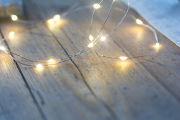 Holztisch mit Lichter, Lichterkette, Stimmungsvoll, Weihnachten, Hintergrund