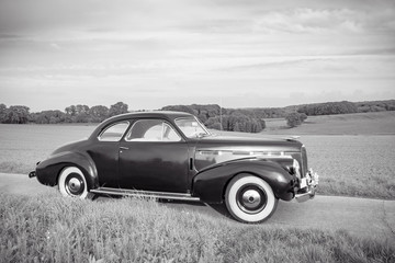 Oldtimer Cadillac Lasalle Coupe 1940 - Aufnahme in schwarzweiß von der Seite