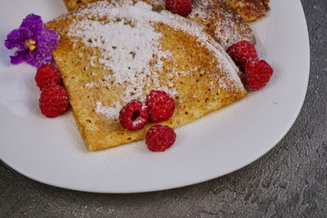 Pancakes with raspberries and powdered sugar