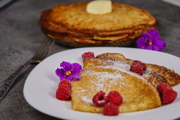 Pancakes with raspberries and powdered sugar