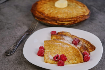 Pancakes with raspberries and powdered sugar