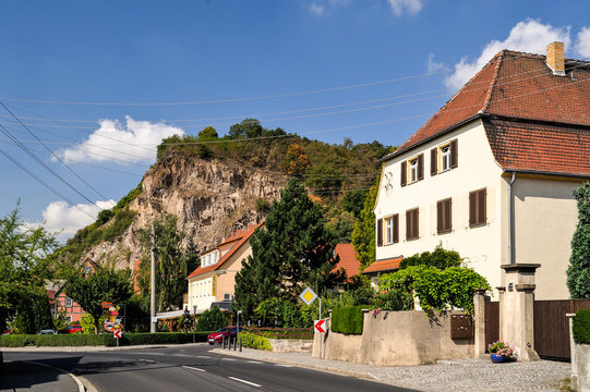 Weingut "Steffen Schabehorn" mit dem Berg "Bosel" im Hintergrund, Coswig, S&ouml;rnewitz, Sachsen, Deutschland, Europa