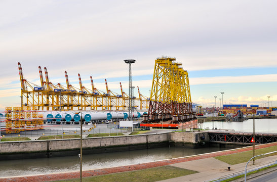 Container-Terminal "Wilhelm-Kaisen-Terminal, Umschlagplatz f&uuml;r Windr&auml;der f&uuml;r Windparks in der Nordsee, Nordschleuse, Hafen in Bremerhaven, Bundesland Bremen, Deutschland, Europa