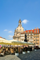 Sonnenschirme, Tische und Stühle vor dem hotel de Saxe auf dem Neumarkt, im Hintergrund die Frauenkirche Dresden, Sachsen, Deutschland, Europa