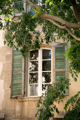 Fenêtre avec volets en bois