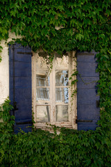 Fototapeta na wymiar Fenêtre avec volets en bois