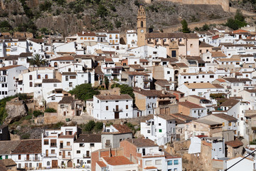 Fototapeta na wymiar Chulilla, Valencia, Spain. Village of white houses located between mountains a sunny morning.