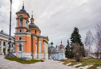 Naklejka premium Varvarinskaya Church on Varvarka Street and Zaryadye Park in the spring cloudy morning. Moscow, Russia.