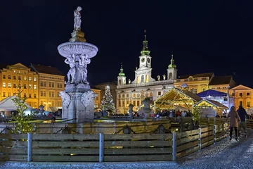 Papier Peint photo Fontaine Ceske Budejovice, Czech Republic. Christmas market at the Premysl Otakar II Square with ice-skate rink around the Samson fountain in night. The Town Hall is visible in the background.