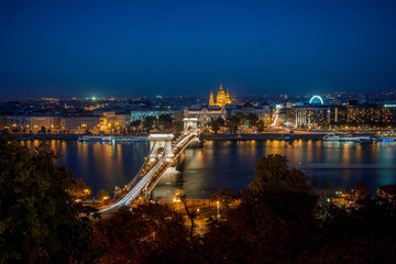 Fototapeta na wymiar Chain bridge in Budapest by night