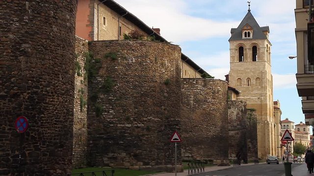 Vista de las Murallas Romanas y la Torre del Gallo en la Colegiata de San Isidoro de Leon Espa&ntilde;a