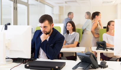 Obraz premium Thoughtful man in modern office