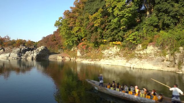 秋の長瀞 岩畳の風景 ライン下りの舟