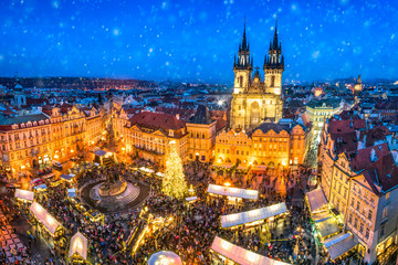 Weihnachtsmarkt auf dem Marktplatz in Prag, Tschechische Republik - obrazy, fototapety, plakaty