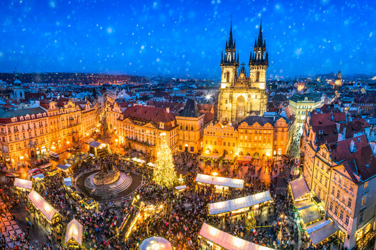 Weihnachtsmarkt auf dem Marktplatz in Prag, Tschechische Republik