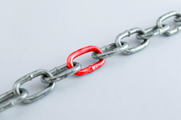 Diagonal metal chain, with red link