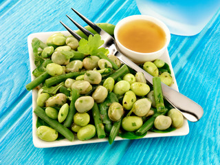 SOYA AND GREEN BEAN SALAD WITH VINAIGRETTE SALAD DRESSING