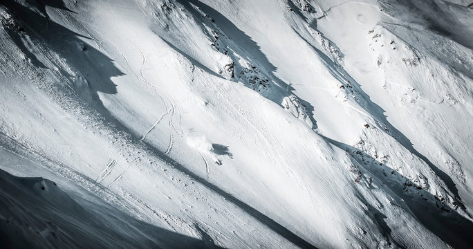 Extreme Freeride Abfahrt f&uuml;r den Skifahrer von den Bergen