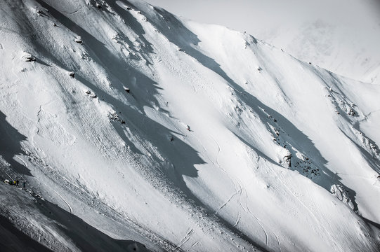 Freeride Abfahrt für den Skifahrer im schneebedeckten Bergen