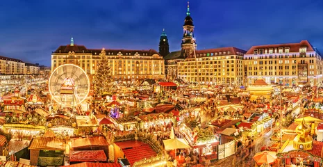 Dresdner Weihnachtsmarkt, Ansicht von oben, Deutschland, Europa. Weihnachtsmärkte sind traditionelle europäische Winterferienaktivitäten im Dezember. Eingekreistes Karussell, Stände und Leute, die Geschenke aussuchen. © Feel good studio