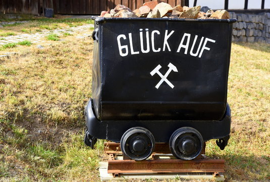 Lore des Bergbaus mit der Aufschrift "Gl&uuml;ck auf" 