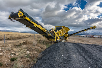 Mechanical conveyor belt to pulverize rock and stone and generate gravel