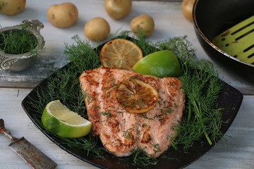 Frisch gebratenes Lachsfilet auf Dillbett mit Limone und Kartoffeln