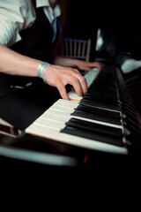Obraz premium a man playing the piano at a party, bar, restaurant, pub at an event